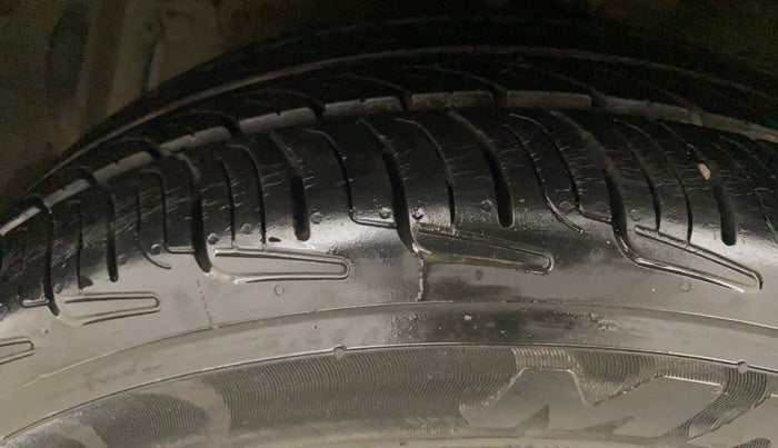 2015 Maruti Ciaz ZXI, Petrol, Manual, 49,901 km, Left Front Tyre Tread