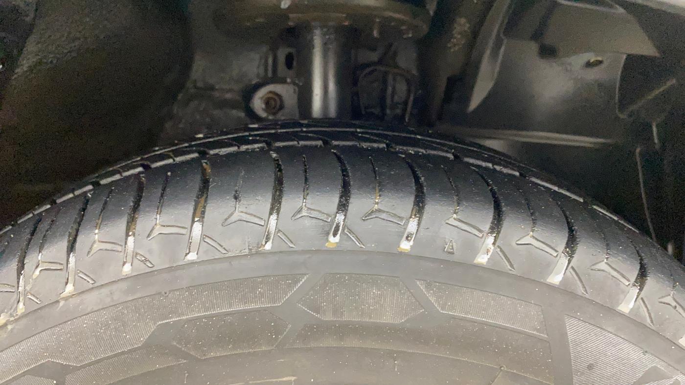 2016 Mahindra Kuv100 K4 PLUS 6 STR, Petrol, Manual, 70,946 km, Right Front Tyre Tread