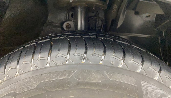 2016 Mahindra Kuv100 K4 PLUS 6 STR, Petrol, Manual, 70,946 km, Right Front Tyre Tread