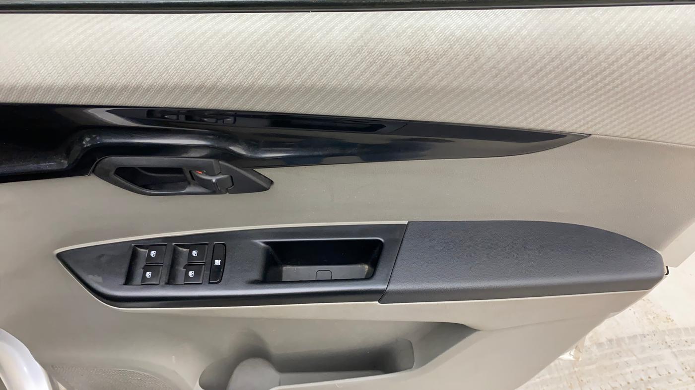 2016 Mahindra Kuv100 K4 PLUS 6 STR, Petrol, Manual, 70,946 km, Driver Side Door Panels Control
