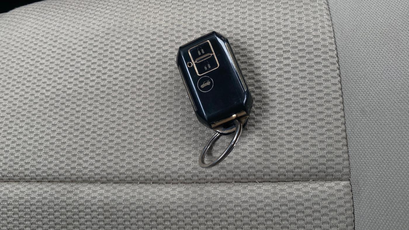 2025 Maruti Dzire ZXi CNG, CNG, Manual, 37,146 km, Key Close Up