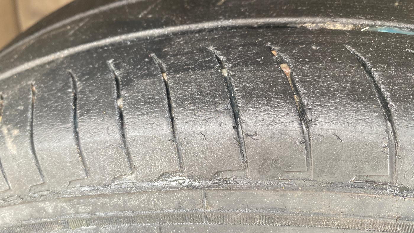 2025 Maruti Dzire ZXi CNG, CNG, Manual, 37,146 km, Left Front Tyre Tread