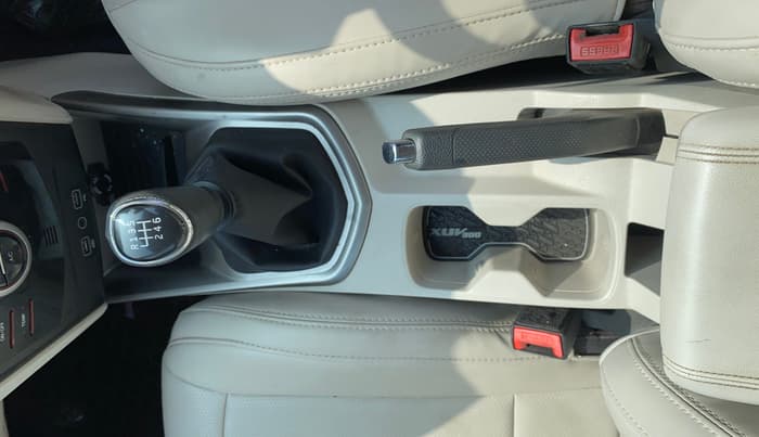 2021 Mahindra XUV300 W8 1.2 PETROL, Petrol, Manual, 58,969 km, Gear Lever