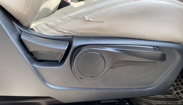 2021 Mahindra XUV300 W8 1.2 PETROL, Petrol, Manual, 58,969 km, Driver Side Adjustment Panel