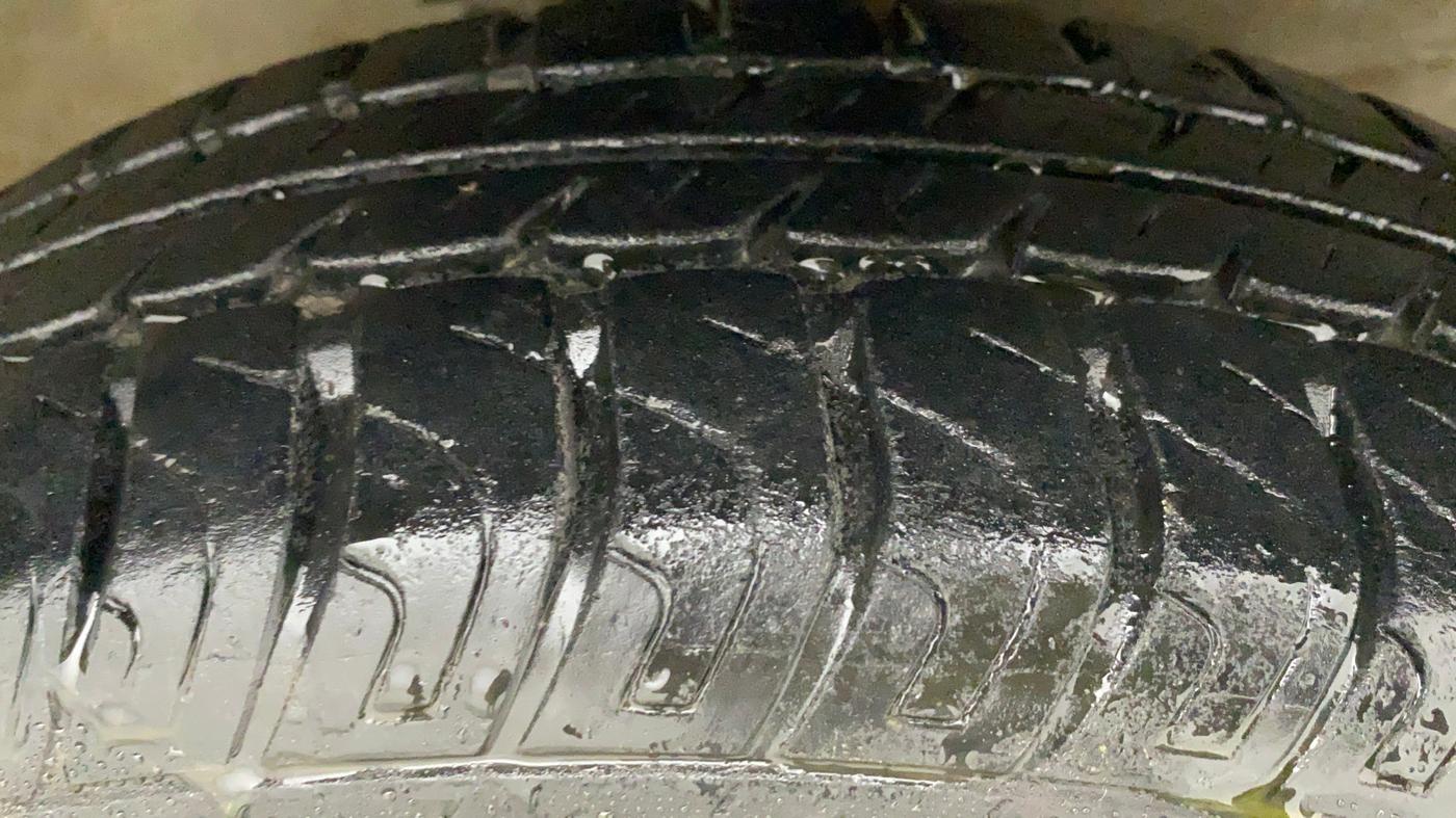 2011 Maruti Wagon R 1.0 VXI, Petrol, Manual, 77,193 km, Right Front Tyre Tread