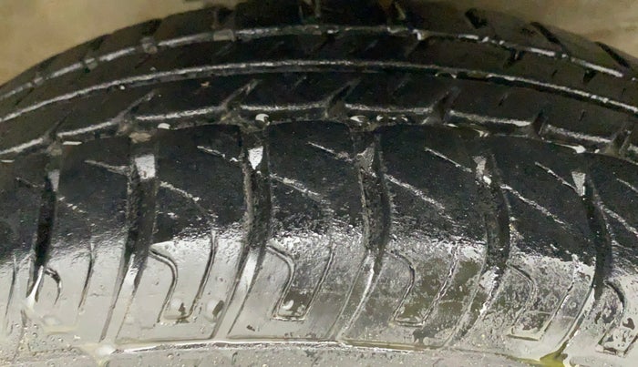 2011 Maruti Wagon R 1.0 VXI, Petrol, Manual, 77,193 km, Right Front Tyre Tread