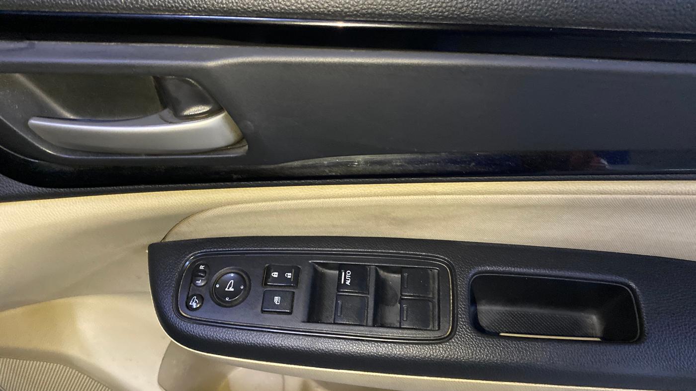 2019 Honda Amaze 1.2L I-VTEC S, Petrol, Manual, 60,125 km, Driver Side Door Panels Control