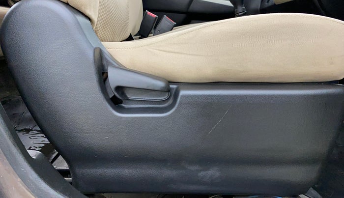 2018 Maruti Wagon R 1.0 LXI CNG, CNG, Manual, 97,067 km, Driver Side Adjustment Panel