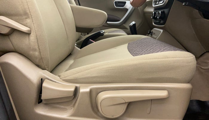 2017 Mahindra TUV300 T8 AT, Diesel, Automatic, 35,373 km, Driver Side Adjustment Panel