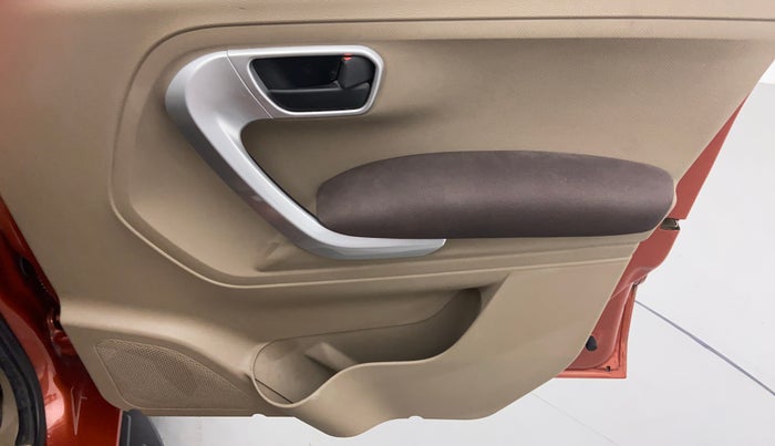 2017 Mahindra TUV300 T8 AT, Diesel, Automatic, 35,373 km, Driver Side Door Panel Controls