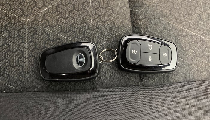 2022 Tata PUNCH CREATIVE  MT, Petrol, Manual, 14,610 km, Key Close Up