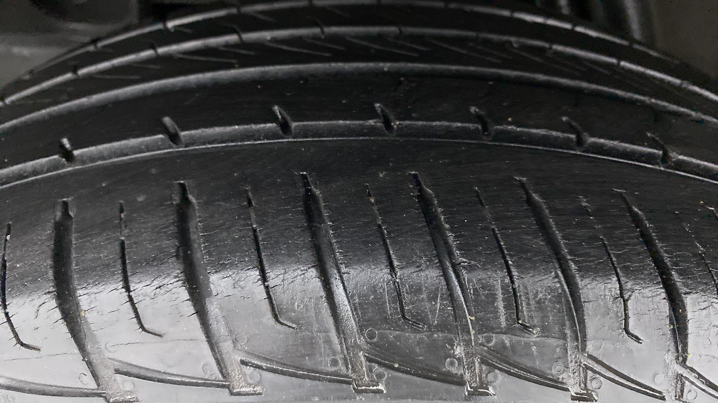 2015 Renault Duster RXL PETROL 104, Petrol, Manual, 29,530 km, Right Rear Tyre Tread
