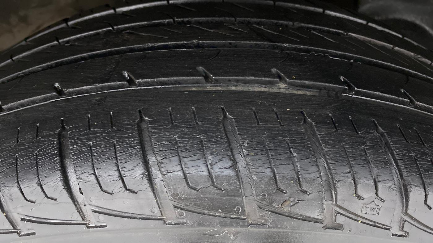 2015 Renault Duster RXL PETROL 104, Petrol, Manual, 29,530 km, Left Rear Tyre Tread