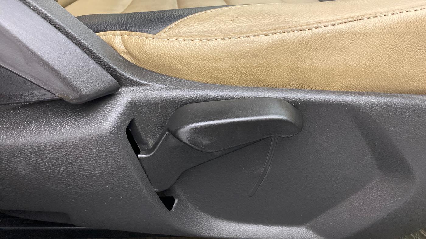 2017 Ford New Figo 1.2 TITANIUM, Petrol, Manual, 39,265 km, Driver Side Adjustment Panel