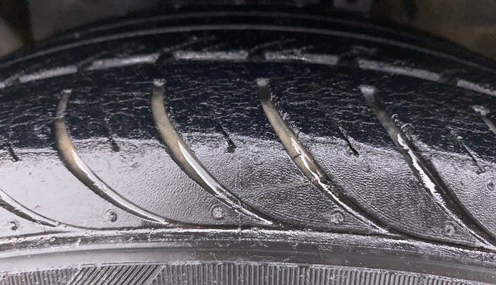 2017 Ford New Figo 1.2 TITANIUM, Petrol, Manual, 39,265 km, Left Front Tyre Tread