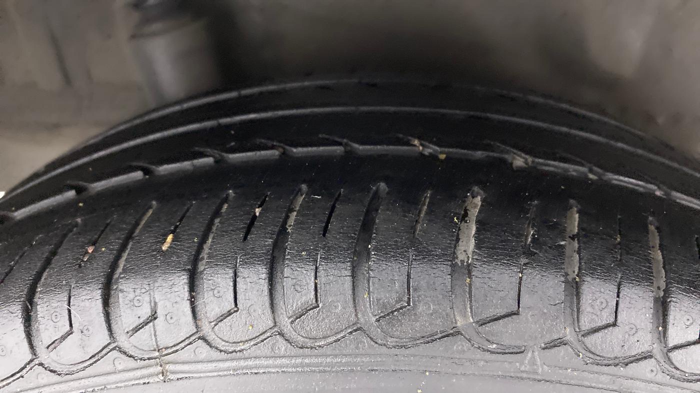 2018 Honda Brio S(O) MT, CNG, Manual, 90,872 km, Right Rear Tyre Tread