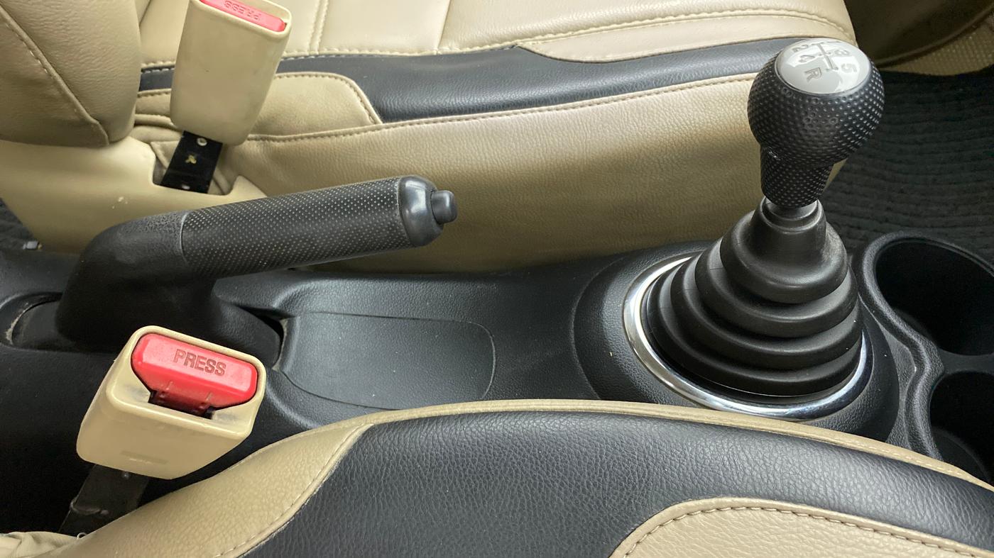 2018 Honda Brio S(O) MT, CNG, Manual, 90,872 km, Gear Lever