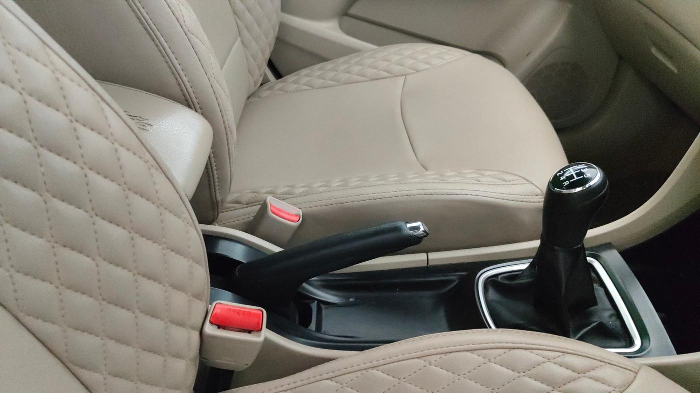 2018 Maruti Ciaz DELTA 1.5 SHVS MT PETROL, Petrol, Manual, 1,03,692 km, Gear Lever