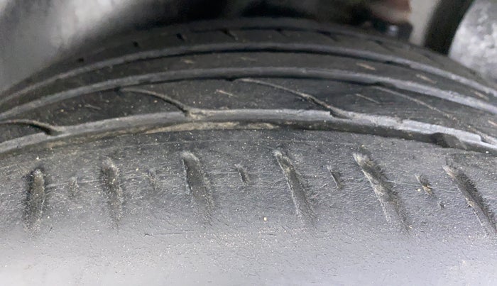 2015 Hyundai Creta 1.6 SX PLUS PETROL, CNG, Manual, 68,901 km, Left Rear Tyre Tread