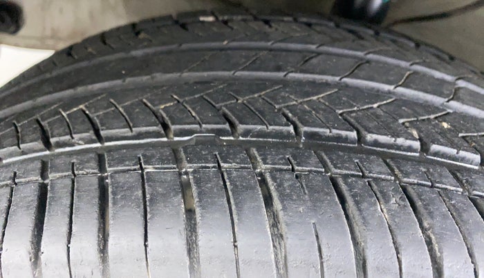 2015 Hyundai Creta 1.6 SX PLUS PETROL, CNG, Manual, 68,901 km, Left Front Tyre Tread