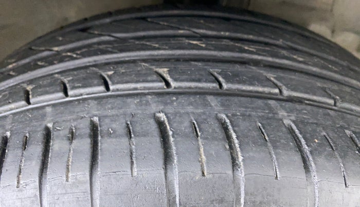 2015 Hyundai Creta 1.6 SX PLUS PETROL, CNG, Manual, 68,901 km, Right Front Tyre Tread