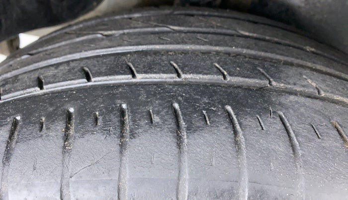 2015 Hyundai Creta 1.6 SX PLUS PETROL, CNG, Manual, 68,901 km, Right Rear Tyre Tread