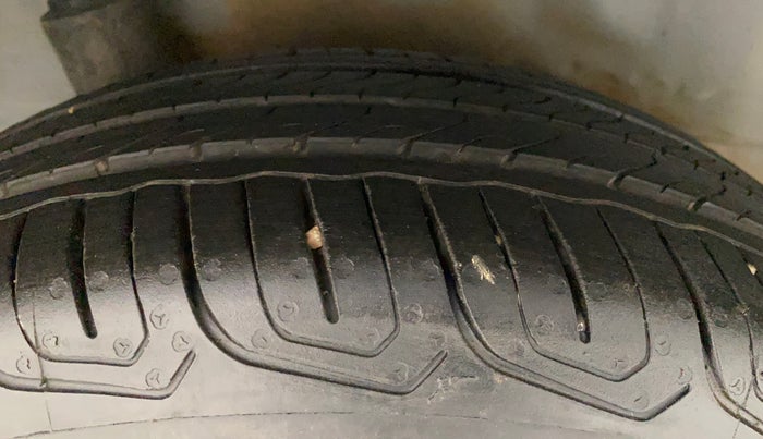 2015 Honda Brio S MT, Petrol, Manual, 39,375 km, Right Rear Tyre Tread