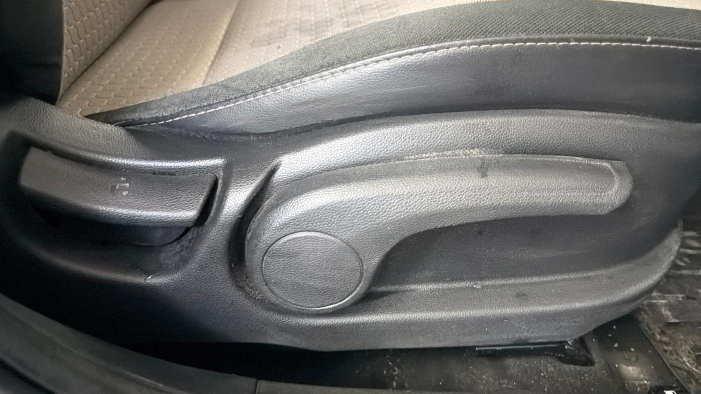 2017 Hyundai Elite i20 ASTA 1.2, Petrol, Manual, 62,941 km, Driver Side Adjustment Panel