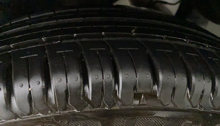 2013 Maruti Swift VXI, Petrol, Manual, 29,386 km, Left Rear Tyre Tread