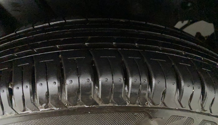 2013 Maruti Swift VXI, Petrol, Manual, 29,386 km, Left Front Tyre Tread