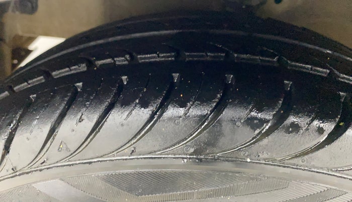 2017 Hyundai Eon SPORTZ, Petrol, Manual, 28,980 km, Left Front Tyre Tread