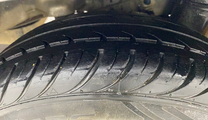 2017 Hyundai Eon SPORTZ, Petrol, Manual, 28,980 km, Left Rear Tyre Tread