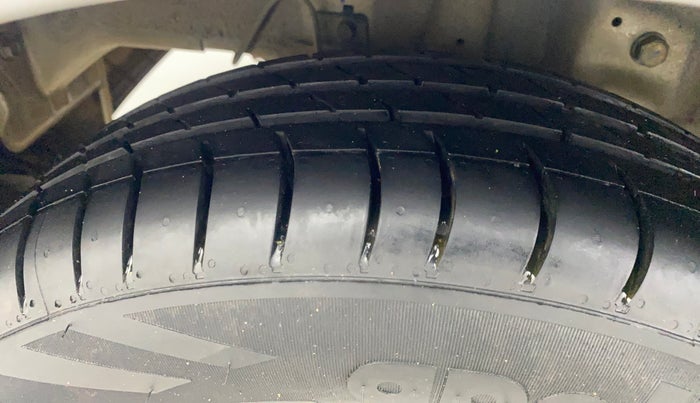 2017 Hyundai Eon SPORTZ, Petrol, Manual, 28,980 km, Right Rear Tyre Tread