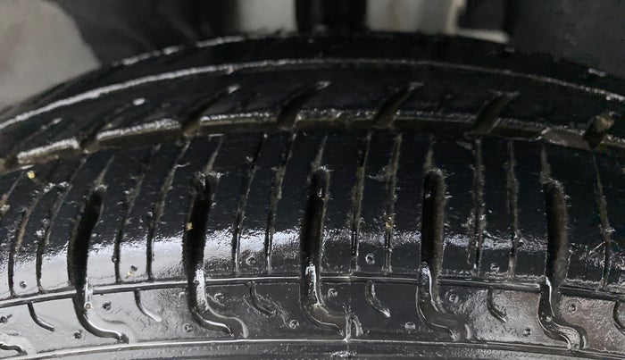 2018 Renault Kwid 1.0 RXT Opt, Petrol, Manual, 20,154 km, Right Front Tyre Tread