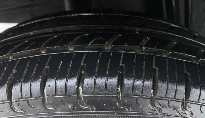 2018 Renault Kwid 1.0 RXT Opt, Petrol, Manual, 20,154 km, Right Rear Tyre Tread