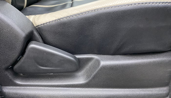 2018 Renault Kwid 1.0 RXT Opt, Petrol, Manual, 20,154 km, Driver Side Adjustment Panel