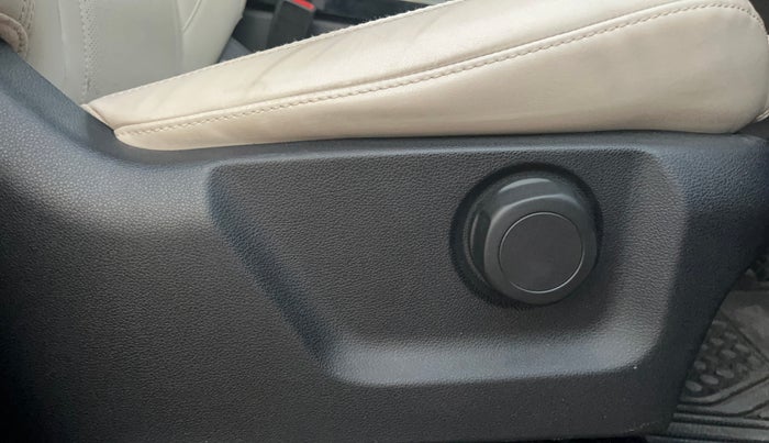 2022 Mahindra XUV700 AX 7 LUXURY P AT 7 STR, Petrol, Automatic, 44,614 km, Driver Side Adjustment Panel