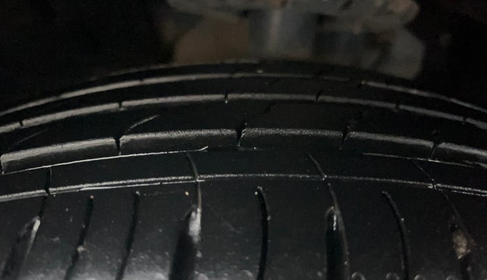 2022 Mahindra XUV700 AX 7 LUXURY P AT 7 STR, Petrol, Automatic, 44,614 km, Left Front Tyre Tread