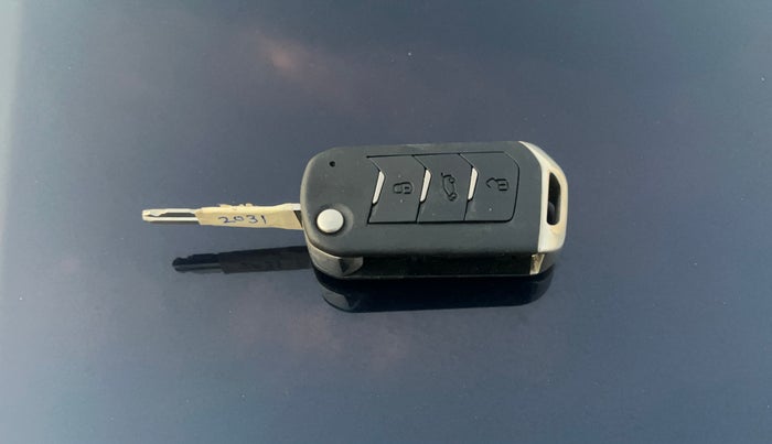 2022 Mahindra XUV700 AX 7 LUXURY P AT 7 STR, Petrol, Automatic, 44,614 km, Key Close Up