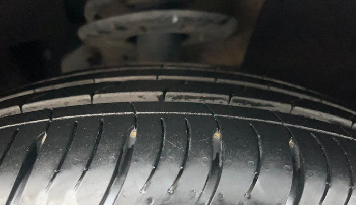 2022 Mahindra XUV700 AX 7 LUXURY P AT 7 STR, Petrol, Automatic, 44,614 km, Right Front Tyre Tread