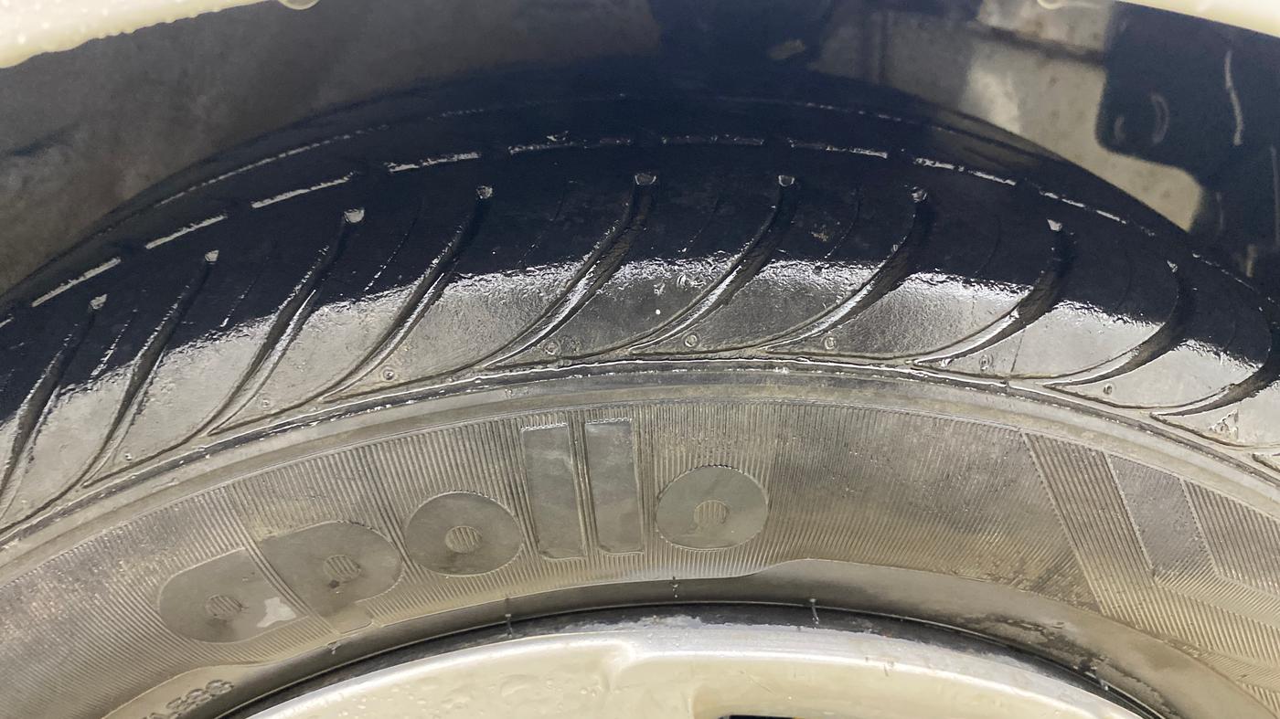 2016 Hyundai Eon SPORTZ, Petrol, Manual, 15,698 km, Right Front Tyre Tread
