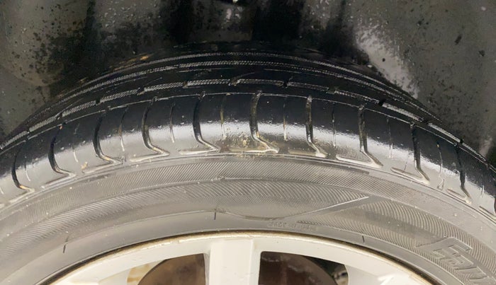 2018 Volkswagen Ameo HIGHLINE PLUS 1.5L AT 16 ALLOY, Diesel, Automatic, 1,42,913 km, Right Rear Tyre Tread