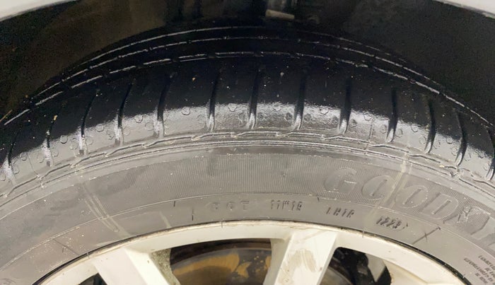 2018 Volkswagen Ameo HIGHLINE PLUS 1.5L AT 16 ALLOY, Diesel, Automatic, 1,42,913 km, Right Front Tyre Tread