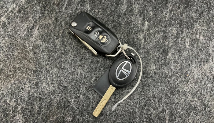 2018 Tata NEXON XM PETROL, Petrol, Manual, 70,106 km, Key Close Up