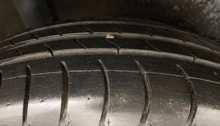 2013 Maruti Ritz VXI, Petrol, Manual, 75,514 km, Right Rear Tyre Tread