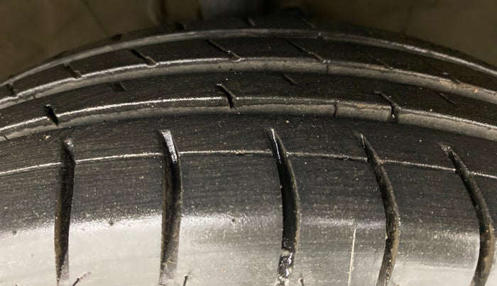 2013 Maruti Ritz VXI, Petrol, Manual, 75,514 km, Right Front Tyre Tread