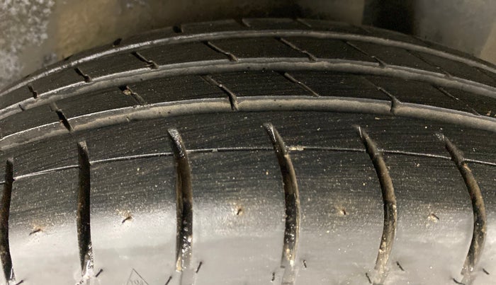 2013 Maruti Ritz VXI, Petrol, Manual, 75,514 km, Left Rear Tyre Tread