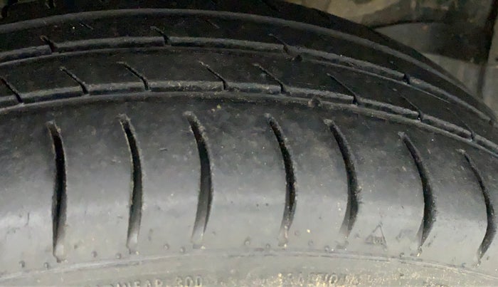 2014 Maruti Wagon R 1.0 VXI, Petrol, Manual, 66,402 km, Right Front Tyre Tread