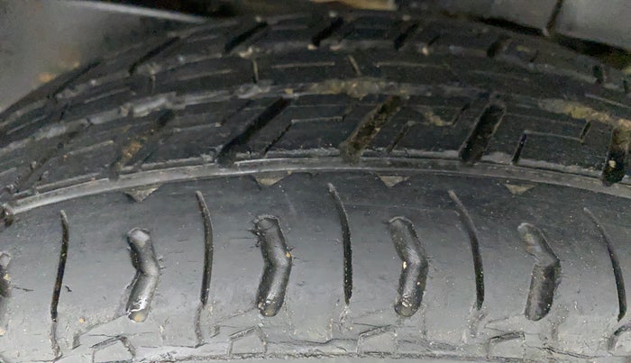 2017 Mahindra TUV300 T8, Diesel, Manual, 40,777 km, Left Rear Tyre Tread