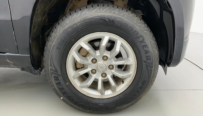 2017 Mahindra TUV300 T8, Diesel, Manual, 40,777 km, Right Front Wheel